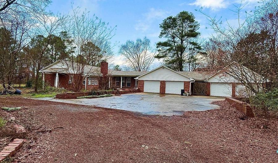 221 FREEMAN Dr, Altoona, AL 35952 - 3 Beds, 2 Bath