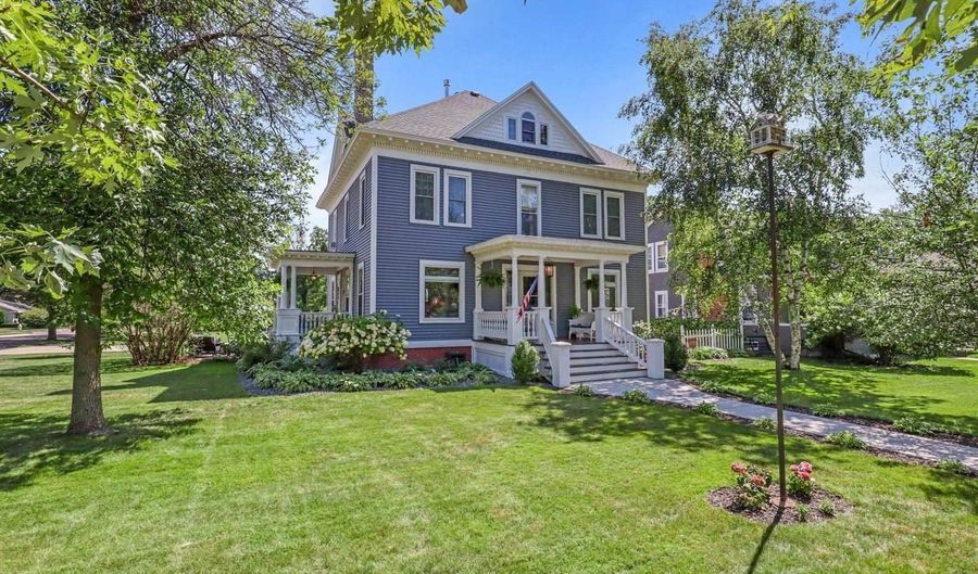 350 Madison St, Wisconsin Rapids, WI 54494 - 4 Beds, 5 Bath