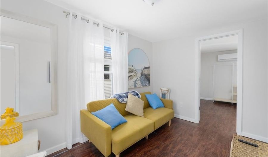 66 Knowlesway Unit Upper Unit Upper Unit, Narragansett, RI 02882 - 3 Beds, 1 Bath