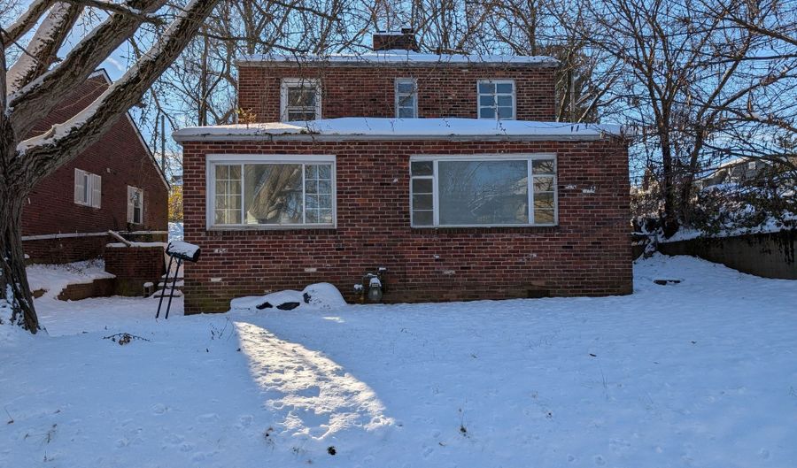 1633 W 10th St, Anderson, IN 46016 - 3 Beds, 2 Bath