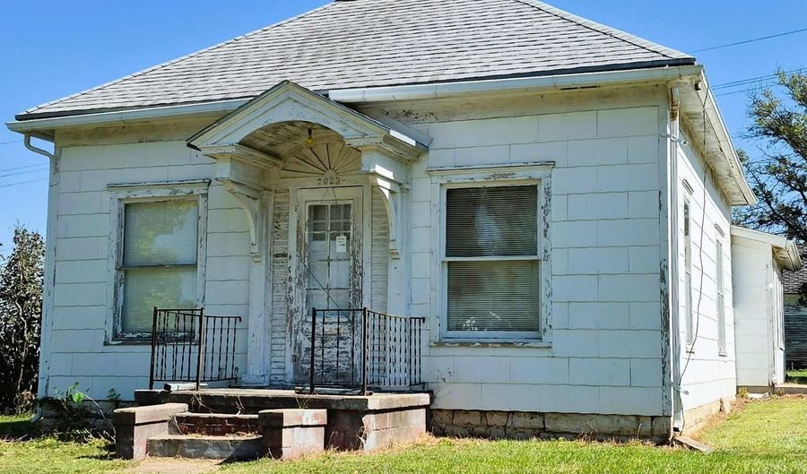 2023 K St, Auburn, NE 68305 - 2 Beds, 1 Bath