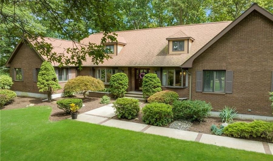 10 Oak Hill Dr, Lincoln, RI 02865 - 4 Beds, 4 Bath