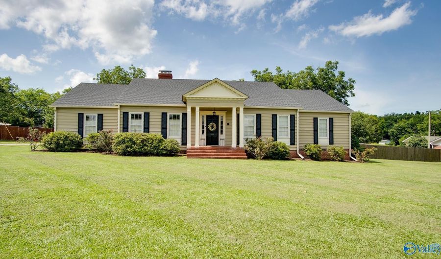 616 E Main St, Albertville, AL 35950 - 4 Beds, 4 Bath