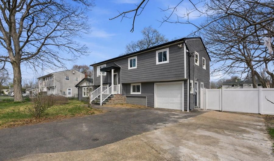 41 Madison Ave, Amityville, NY 11701 - 7 Beds, 2 Bath