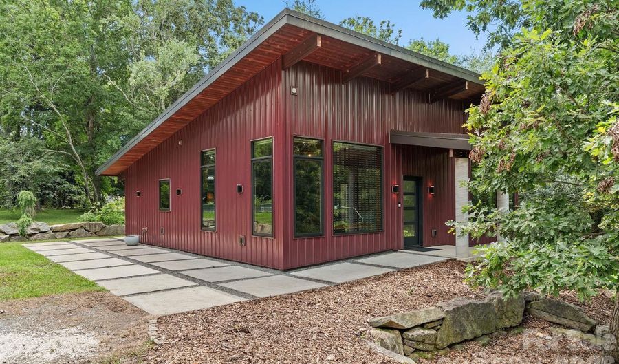 39 Wolf Rd, Asheville, NC 28805 - 1 Beds, 1 Bath