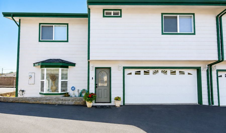 745 2ND St 8, Brookings, OR 97415 - 3 Beds, 3 Bath