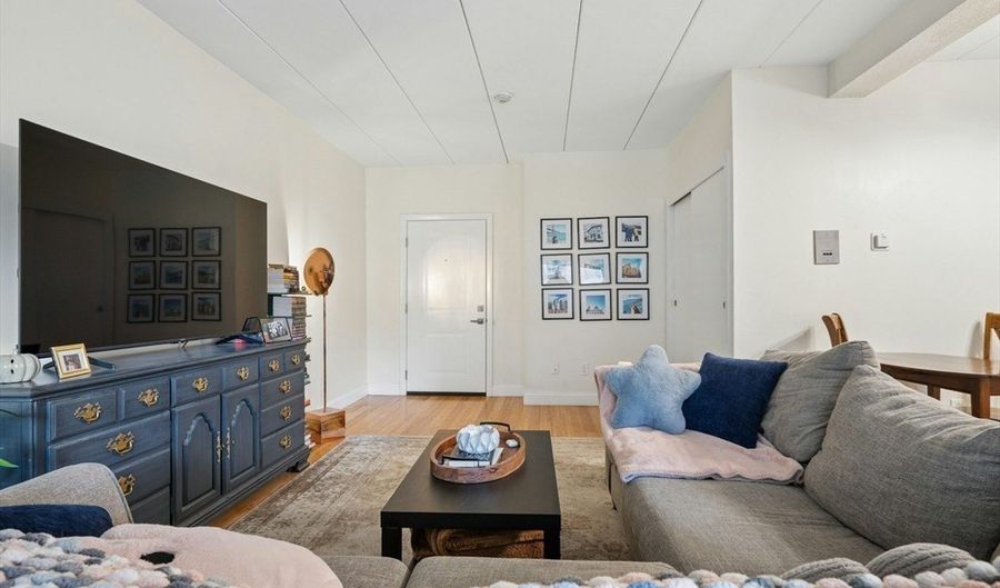 995 Massachusetts Ave 102, Arlington, MA 02476 - 1 Beds, 1 Bath