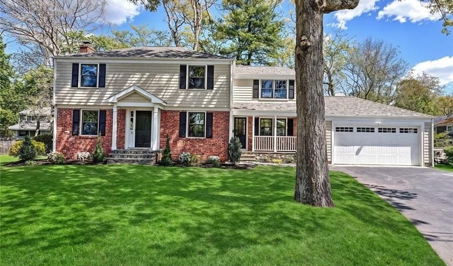 18 Chantilly Dr, Barrington, RI 02806 - 4 Beds, 3 Bath