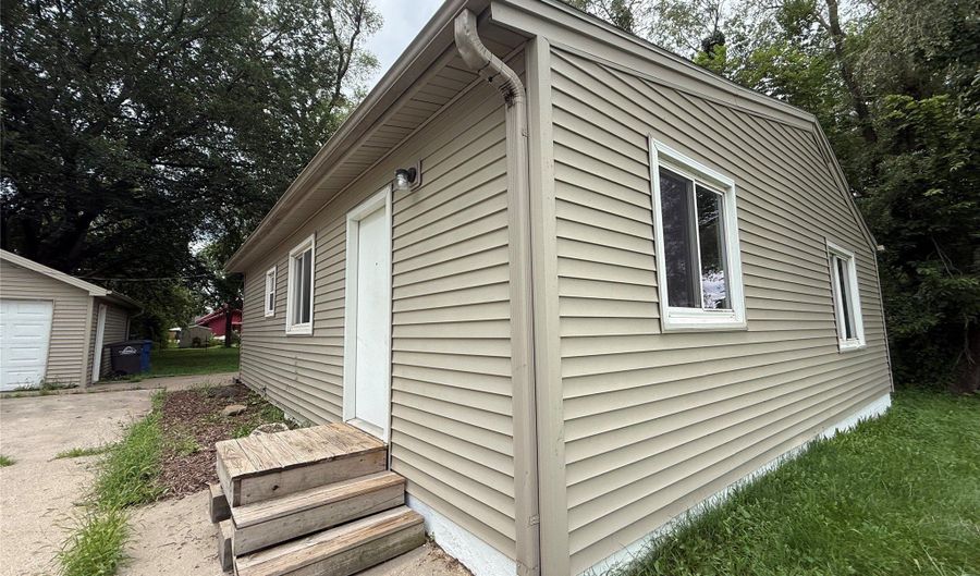 2711 E Market St, Des Moines, IA 50317 - 3 Beds, 1 Bath