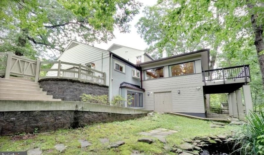 8806 FOX HILLS Trl, Potomac, MD 20854 - 6 Beds, 4 Bath