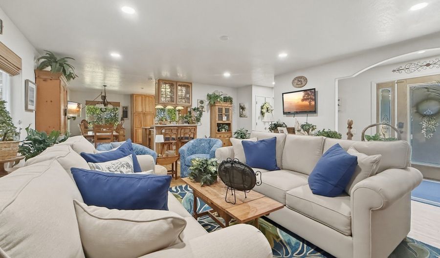1099 PARKVIEW Dr, Brookings, OR 97415 - 3 Beds, 2 Bath