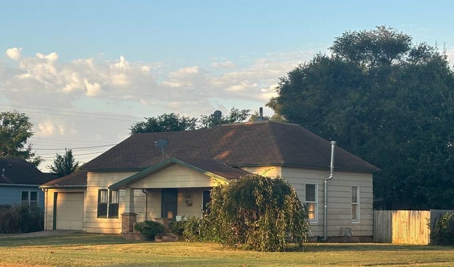 303 9th St, Alva, OK 73717 - 2 Beds, 1 Bath