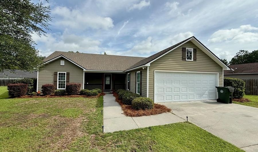401 Spanish Moss Ln, Adel, GA 31620 - 3 Beds, 2 Bath