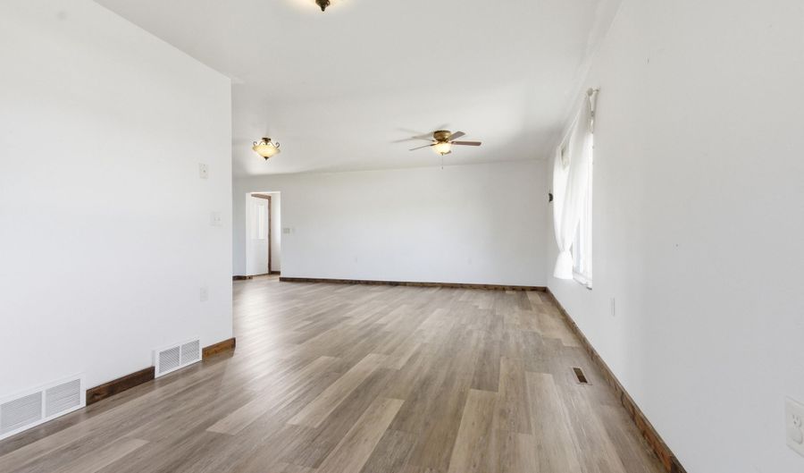 1006 NE 28th Ave, Aberdeen, SD 57401 - 5 Beds, 3 Bath
