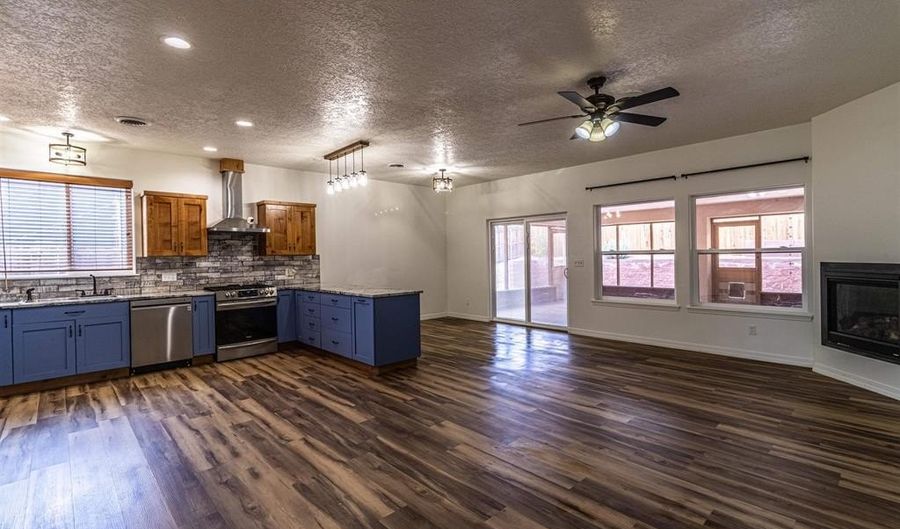 1043 Valley View Dr, Bloomfield, NM 87413 - 3 Beds, 2 Bath