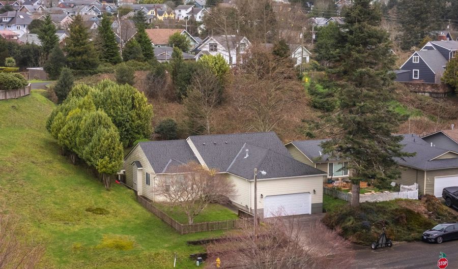 320 SOUTH St, Astoria, OR 97103 - 3 Beds, 2 Bath