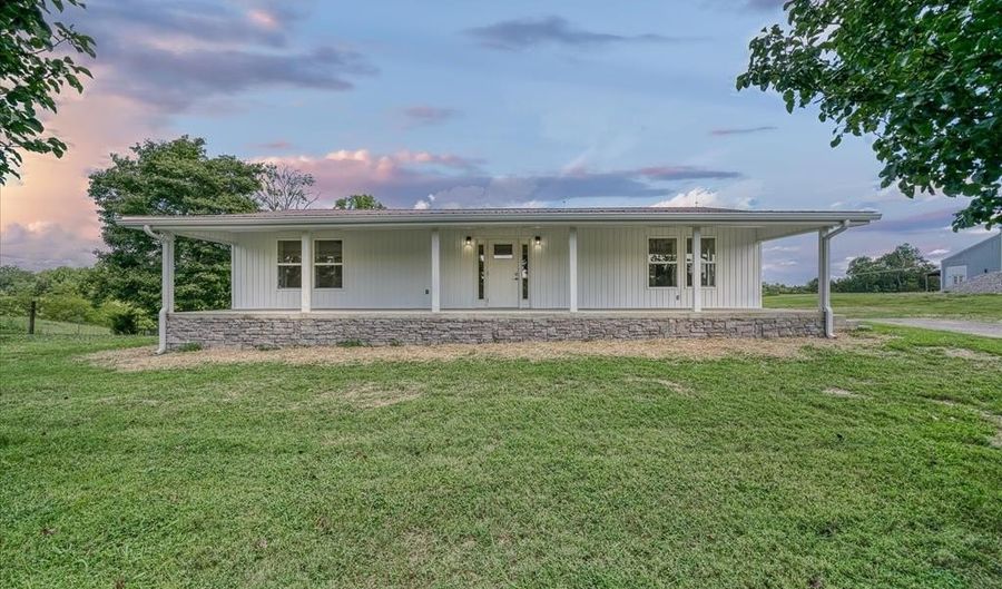 806 Robinson Ridge Rd, Baxter, TN 38544 - 3 Beds, 2 Bath