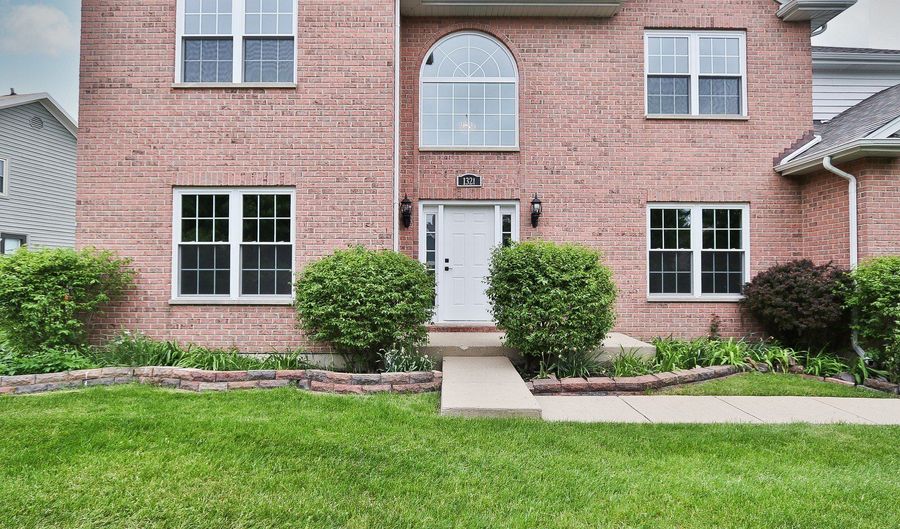 1321 Ivy Ln, Algonquin, IL 60102 - 5 Beds, 6 Bath