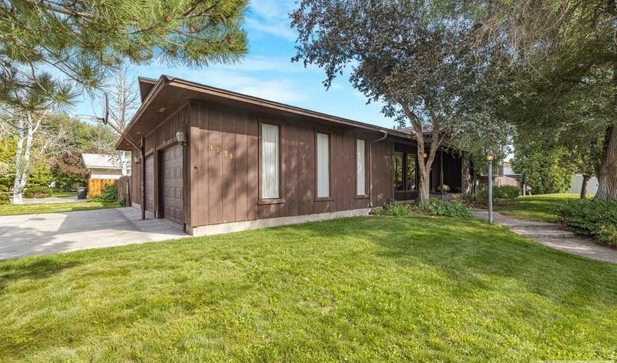1975 Cabellaro Dr, Ammon, ID 83406 - 5 Beds, 3 Bath