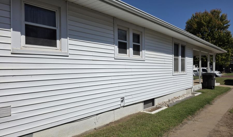 1021 N 3rd St, Arkansas City, KS 67005 - 2 Beds, 1 Bath