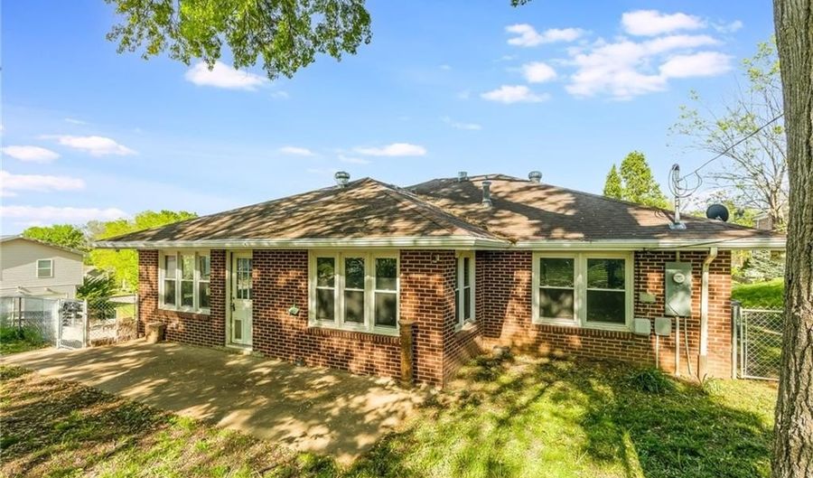 801 S 5th St, Atchison, KS 66002 - 3 Beds, 2 Bath