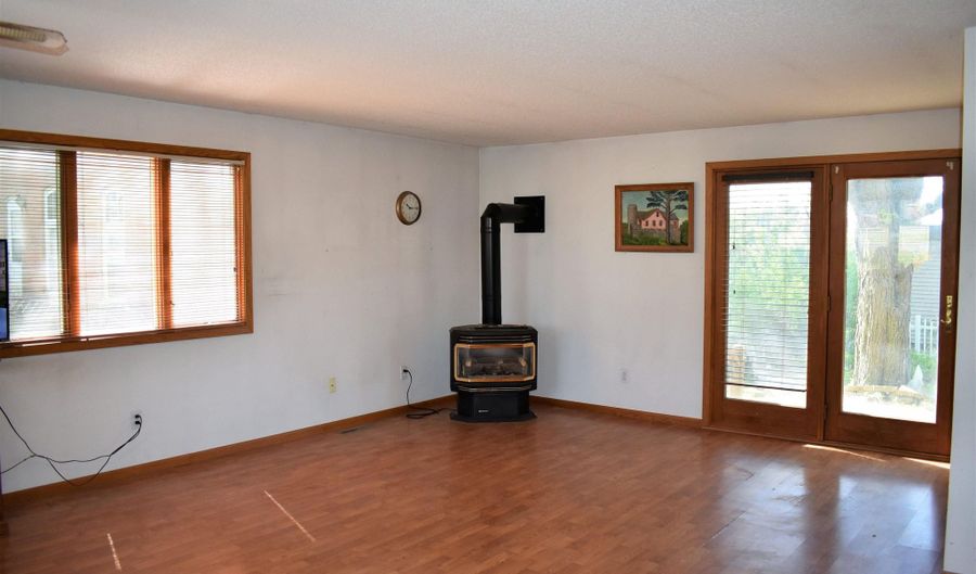 916 3Rd Ave, Ackley, IA 50601 - 2 Beds, 2 Bath