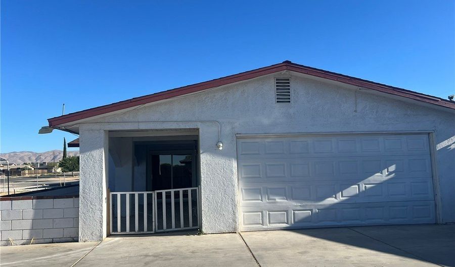 13060 Kiowa Rd, Apple Valley, CA 92308 - 3 Beds, 2 Bath