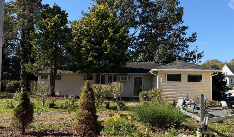 7 Swartout Pl, Amityville, NY 11701 - 4 Beds, 2 Bath