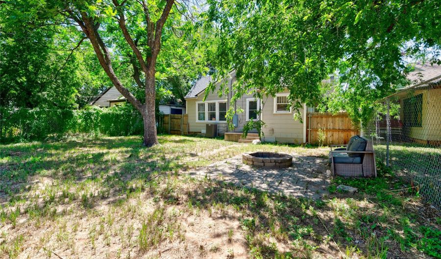 1233 Peach St, Abilene, TX 79602 - 2 Beds, 1 Bath