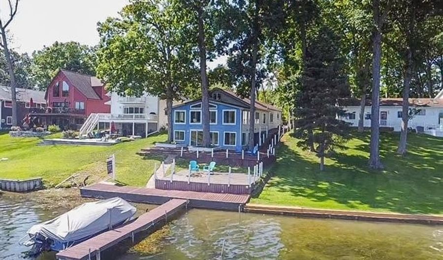 16431 Oak Hill Dr, Argentine, MI 48430 - 3 Beds, 4 Bath