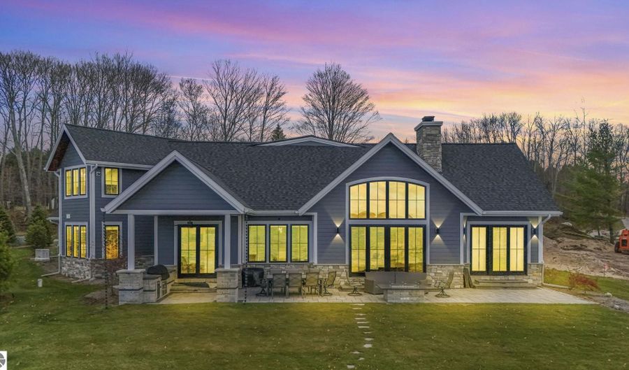 9214 Myrtle Ln, Alden, MI 49612 - 5 Beds, 5 Bath