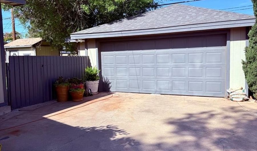 811 NW 7th St, Andrews, TX 79714 - 3 Beds, 2 Bath