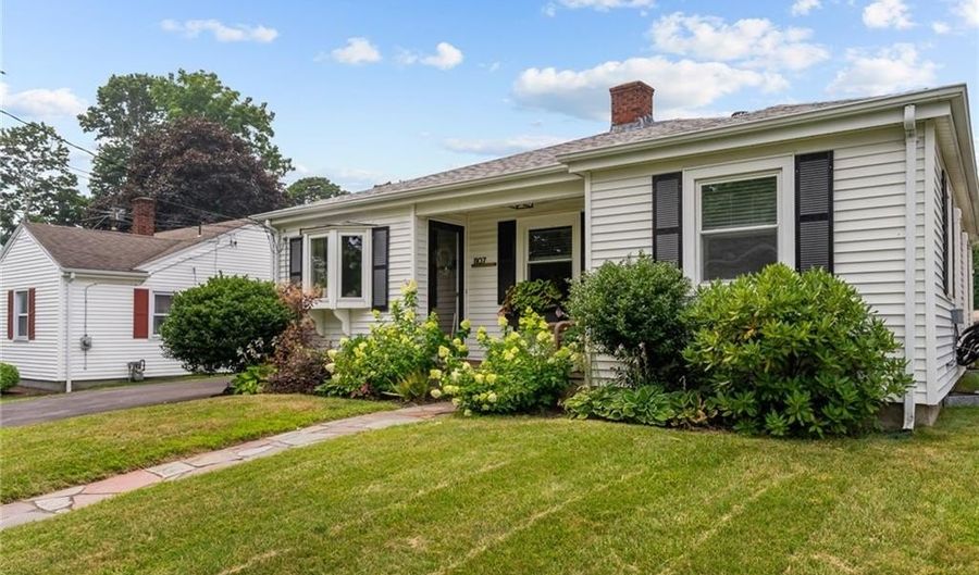 1107 Hope St, Bristol, RI 02809 - 3 Beds, 2 Bath
