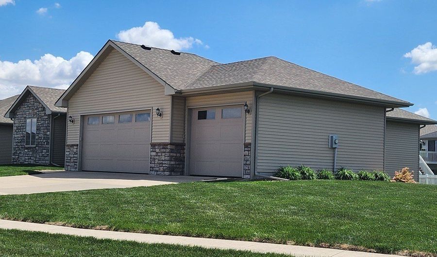 1415 Lake Shore Cir SE, Altoona, IA 50009 - 4 Beds, 3 Bath
