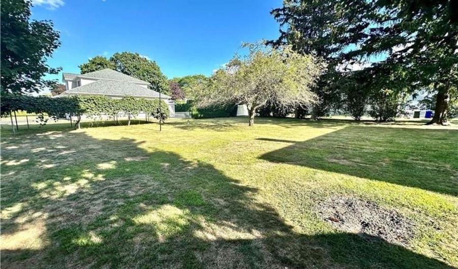 426 Metacom Ave 2, Bristol, RI 02809 - 2 Beds, 1 Bath