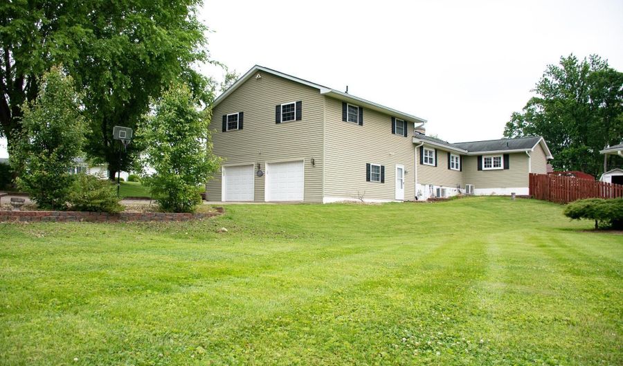 129 Edgewood Dr, Bedford, IN 47421 - 5 Beds, 3 Bath
