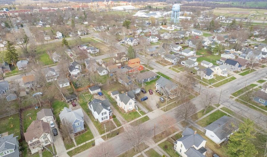 907 E Hunt St, Adrian, MI 49221 - 3 Beds, 2 Bath