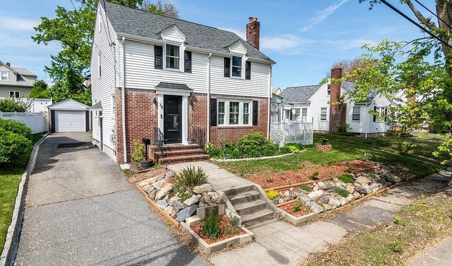 38 Brookside Dr, Cranston, RI 02910 - 3 Beds, 2 Bath