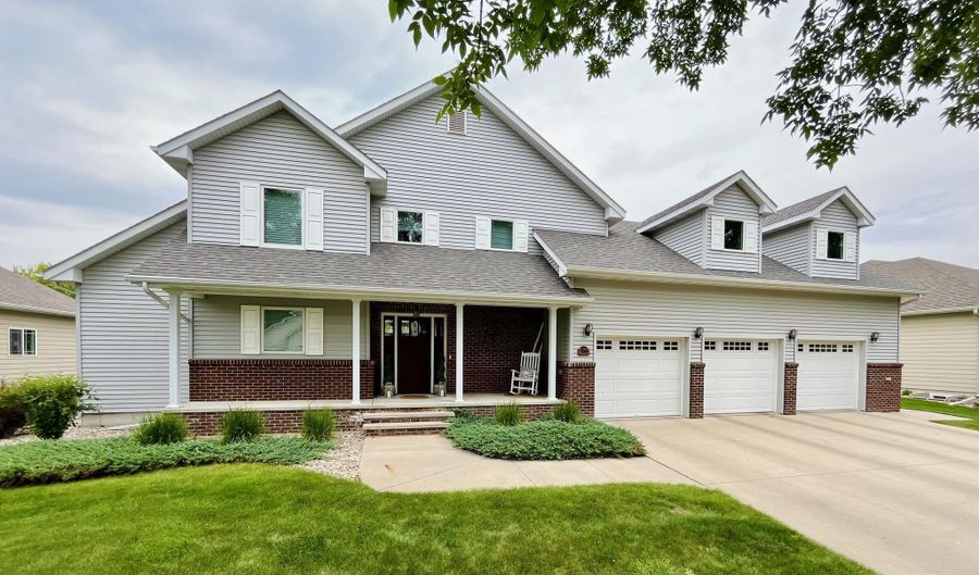 1209 NE 15th Ave, Aberdeen, SD 57401 - 5 Beds, 4 Bath