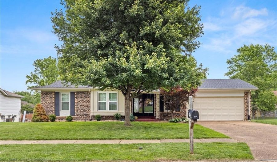 894 Napoli Dr, Ballwin, MO 63021 - 4 Beds, 3 Bath