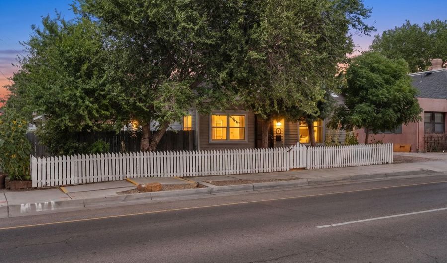 517 Coal Ave SE, Albuquerque, NM 87102 - 3 Beds, 2 Bath