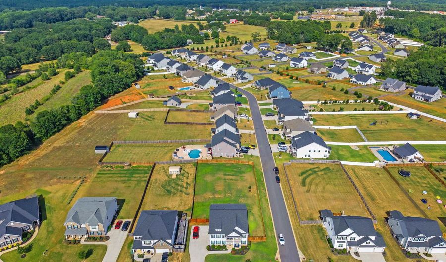 322 Valley Oak Dr, Belton, SC 29627 - 5 Beds, 4 Bath