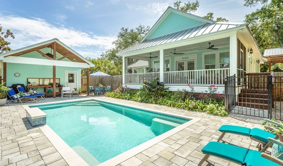 121 14th St, Apalachicola, FL 32320 - 3 Beds, 2 Bath