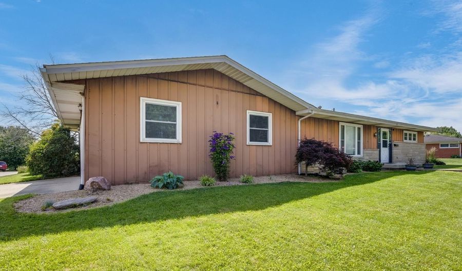421 Country Club Dr, Batesville, IN 47006 - 4 Beds, 3 Bath