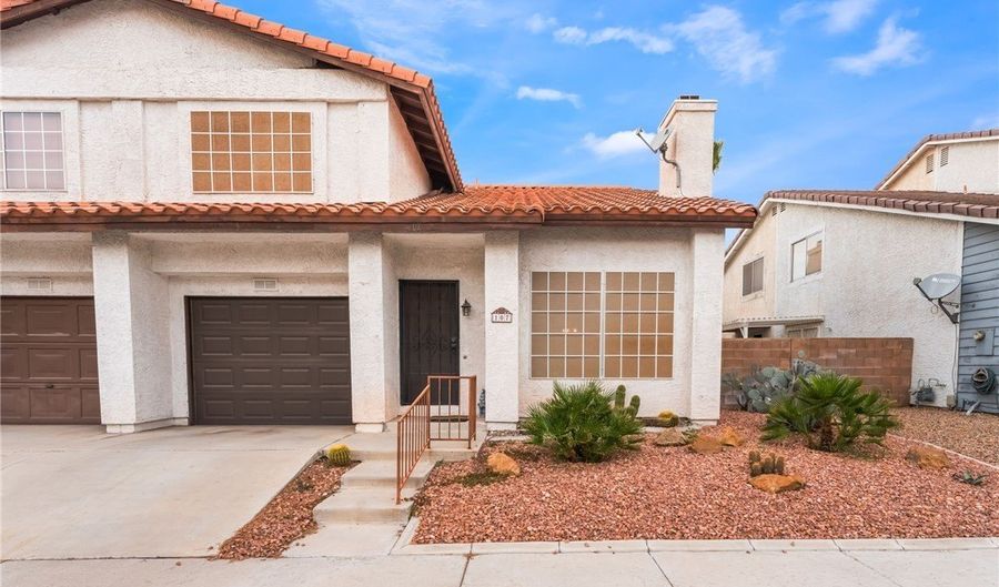 107 Blueberry Ln, Henderson, NV 89074 - 2 Beds, 3 Bath