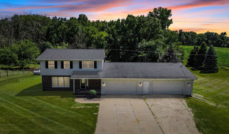30020 Prier, Dyersville, IA 52040 - 4 Beds, 2 Bath