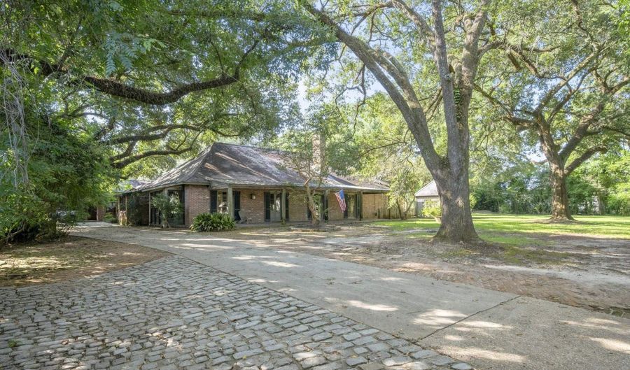 1544 Stanford Ave, Baton Rouge, LA 70808 - 3 Beds, 3 Bath
