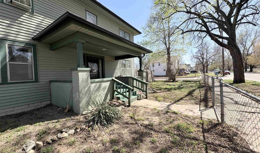 404 N 2nd St, Arkansas City, KS 67005 - 4 Beds, 2 Bath