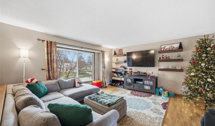 814 SE Uehlamar Dr, Ankeny, IA 50021 - 4 Beds, 2 Bath