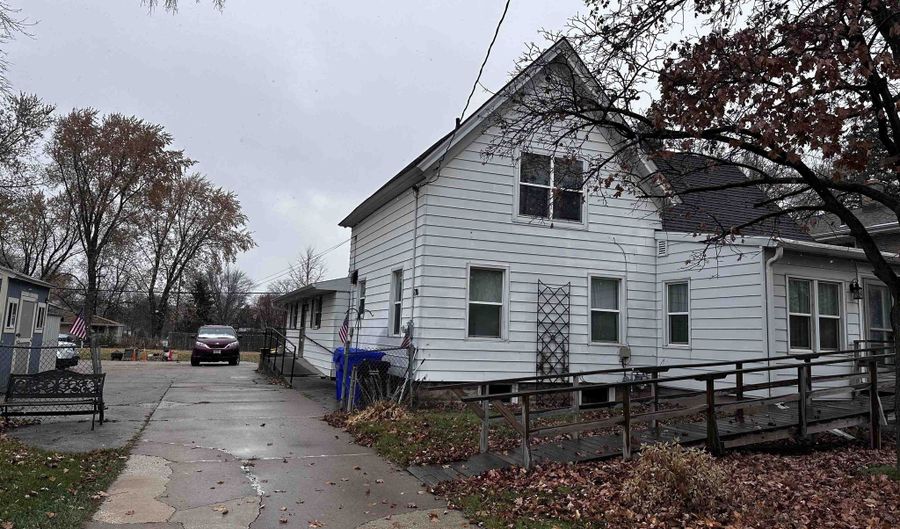 218 E CALUMET St, Appleton, WI 54915 - 7 Beds, 3 Bath